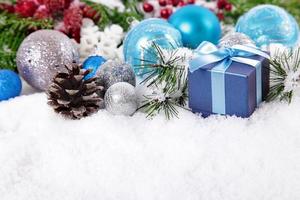 jul gränsen med dekorationer och gåva på snön. plats för kopia. foto