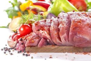 .fresh nötkött med grönsaker på en vit bakgrund foto