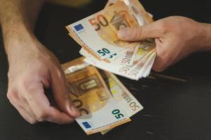 50 euro hand som håller europengar foto