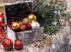 julbakgrund, jul med presentbakgrund och bolldekoration