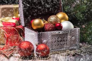 julbakgrund, jul med presentbakgrund och bolldekoration