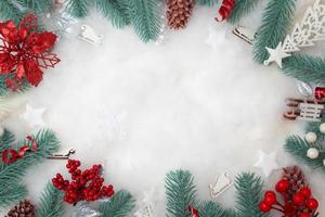 ram gjord av juldekorationer platt låg på snöig bakgrund med kopia utrymme foto
