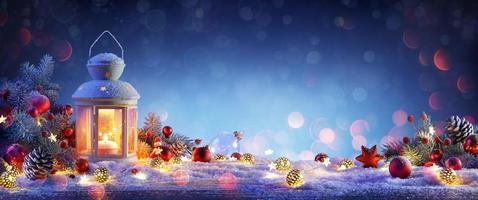 jullykta på snöiga bord med gran grenar och ornament foto