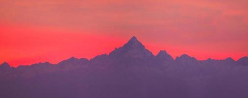 monviso -fäste vid solnedgången foto