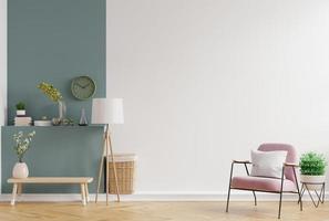 modern minimalistisk inredning med en fåtölj på tom vit och mörkgrön väggbakgrund.