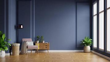 interiör av ljust rum med fåtölj på tom mörkblå väggbakgrund.