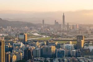 skyline av taipei staden i taiwan i skymningen foto