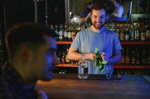 bartender häller hård anda in i glasögon för två manlig vänner avkopplande i en bar foto