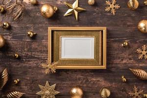 jul guld bildram och grannlåt, stjärna dekoration prydnad på brunt trä bord foto