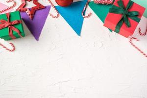 ovanifrån jul färgglada party flagga och presentförpackning på vit paster betongbord foto