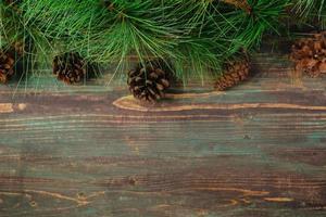 jul tall gran med kotte dekoration på vintage rustik trä bord bakgrund