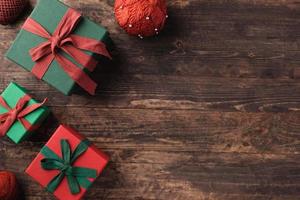julklappslåda och kotte, prydnad för dekoration av godisrör på bordsträbakgrund foto