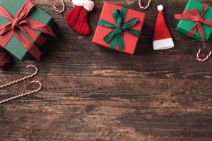 julklappslåda och kotte, prydnad för dekoration av godisrör på bordsträbakgrund foto