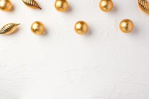 jul guld bauble ball dekoration på vit pastell tabell bakgrund foto