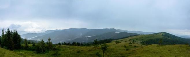 fantastisk panorama på berget Yavorinka i Karpaterna under regnet foto