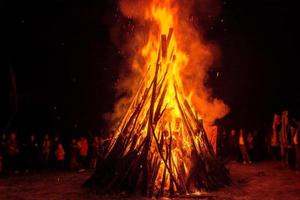 stor ljus eld vid ett firande i den ukrainska byn. Ukraina 2017 år foto