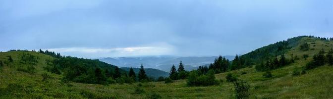 fantastisk panorama på berget Yavorinka i Karpaterna under regnet foto