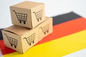 låda med kundvagnslogotyp och tysklands flagga, import export shopping online eller e -handelsfinansiering leverans service butik produkt frakt, handel, leverantör koncept. foto