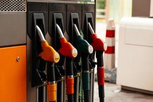 horisontell bild av några bränslepumpar på en bensinstation foto