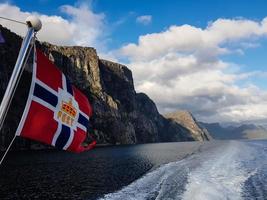 med ett kryssningsfartyg i norska fjordarna foto