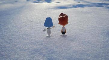två leksaker i snön. foto