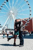 gdansk, Polen 2017 - glad kille och tjej som går längs turistgatorna i gamla Europa foto