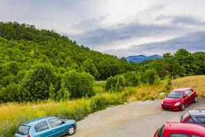 underbart berg och skogslandskap med parkerade bilar i Slovenien. foto