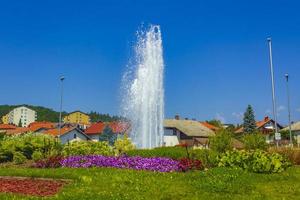 fontän och trädgårdar med blommor vid rondellen i Slovenien. foto