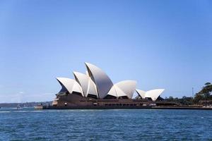 sydney, australien, 2015 - vy på operahuset i sydney, australien. det ritades av den danske arkitekten Jorn Utzon och invigdes den 20 oktober 1973. foto