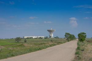 naturlandskap med utsikt över radioteleskopet rt-70. foto