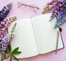 mockup anteckningsbok med lupin blommor foto