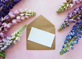 mockup gratulationskort med lupin blommor foto