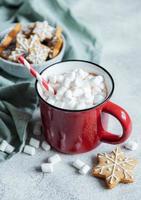 jul varm kakao i den röda koppen foto