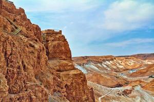 naturskön utsikt över Masada-berget i Judeens öken nära döda havet, Israel. foto