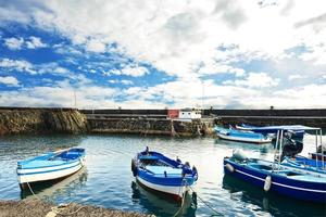 fiskebåt förtöjd vid hamnen i acitrezza, Sicilien foto