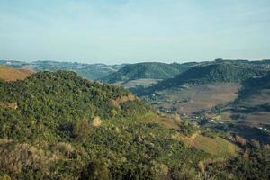 stor dalgång i ett landskap med en brant täckt av skogar, bondgård och vingård nära bento goncalves. en vänlig lantstad i södra Brasilien känd för sin vinproduktion.