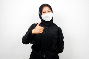muslimska kvinnor som bär vita masker, anti-coronavirusrörelse, anti covid-19-rörelse, hälsorörelse som använder masker, med händer som visar ok-tecken, bra arbete, framgång, seger, isolerad på vit bakgrund foto