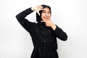 vacker och glad ung asiatisk muslimsk kvinna med kamera porträtt gest, isolerad på vit bakgrund
