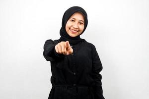 vacker ung asiatisk muslimsk kvinna med händer som pekar mot kameran, vill ha dig, pekar på dig, vill vara med dig, ler självsäkert, entusiastisk och glad, vänd mot kameran, isolerad foto