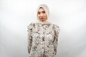 vacker asiatisk ung muslimsk kvinna tutande tittar på kameran isolerad på vit bakgrund