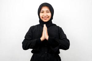 vacker asiatisk ung muslimsk kvinna med händerna på ansiktet, ber om ursäkt, känner sig skyldig, eid ul fitr och eid ul adha, ler självsäker, entusiastisk och glad, vänd mot kameran isolerad