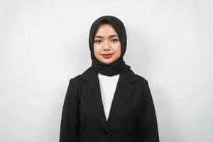 vacker asiatisk ung muslimsk affärskvinna isolerad på grå bakgrund foto