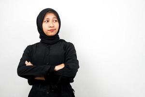 vacker ung asiatisk muslimsk kvinna som blåser, känner sig missnöjd, irriterad, olycklig, tänker, något är fel, vänder mot ett tomt utrymme isolerat på vit bakgrund