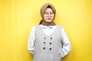 vacker asiatisk ung muslimsk kvinna som tjuter, besviken, olycklig, missnöjd, isolerad på gul bakgrund