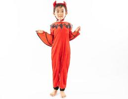 porträtt asiatisk liten söt flicka i ond kostym för halloween festival med pumpa foto