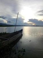 en traditionell fiskebåt förankrad vid stranden av Limboto-sjön, gorontalo. foto