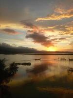 en limboto sjöutsikt på eftermiddagen. solnedgång på limboto sjön, Indonesien