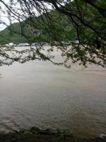 överflödande flodvatten i vattnet i benfloden, gorontalo. flodvattnet är grumligt.