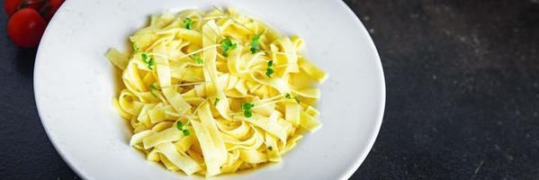 pasta ost fettuccine eller tagliatelle makaroner måltid italienska köket foto