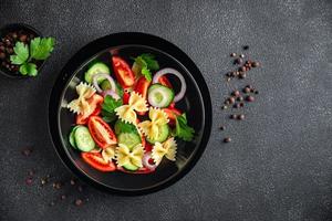 pastasallad farfalle, tomat, gurka, lök hälsosam måltid kost foto